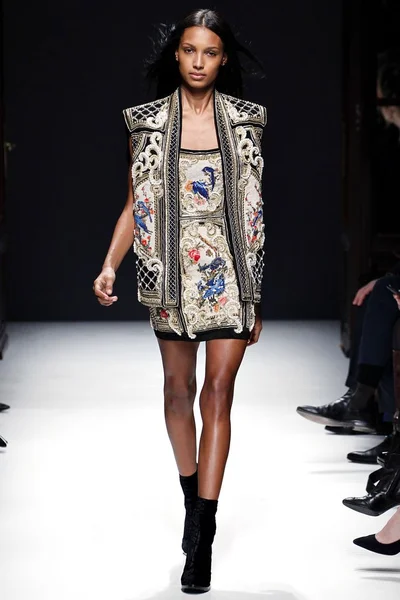 Look 16